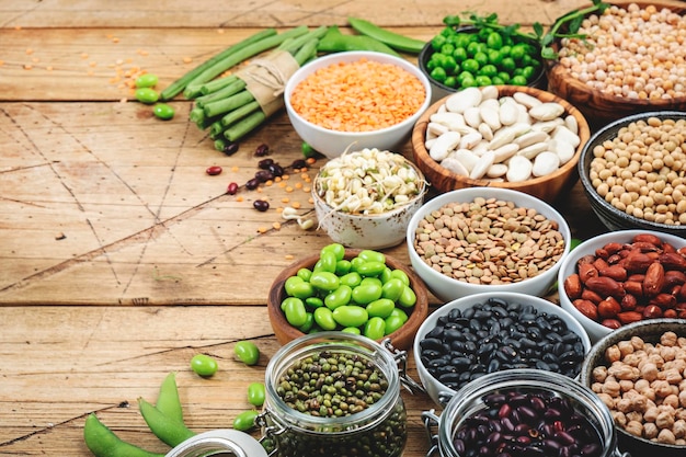 Leguminosas feijões e brotos vista superior crua e fresca seca lentilhas feijão mungo grão de bico soja ervilhas edamame comida de dieta saudável micronutrientes de proteína vegana e fontes de fibra