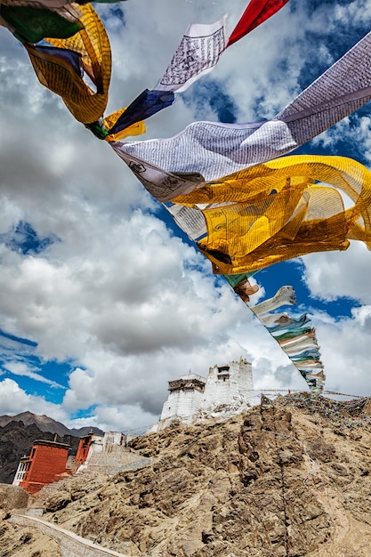 Leh gompa y lungta banderas de oración. Leh, Ladakh, India