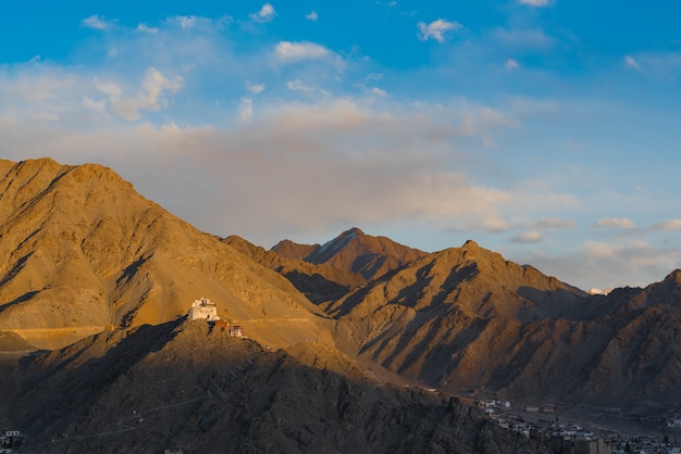 Leh Ladakh Stadt scape mit Sonnenlicht