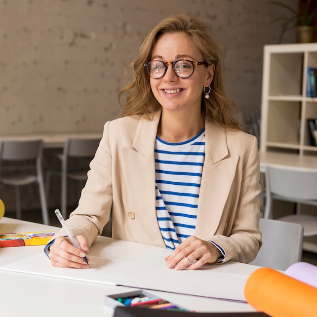 Foto lehrer am schreibtisch schreiben