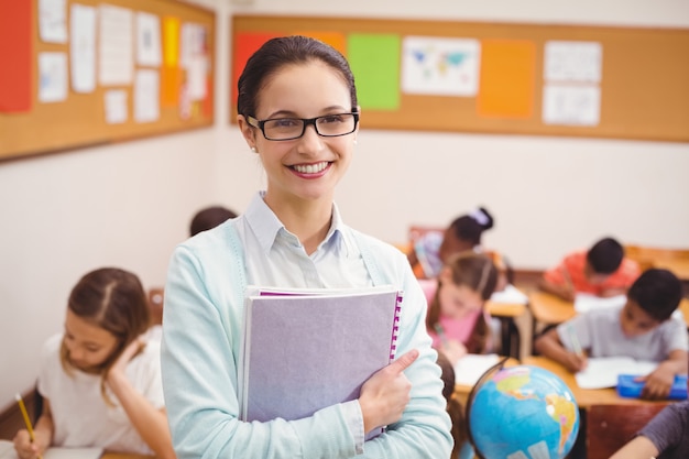 Lehrer, der an der kamera im klassenzimmer lächelt