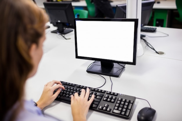 Foto lehrer, der computer-pc verwendet