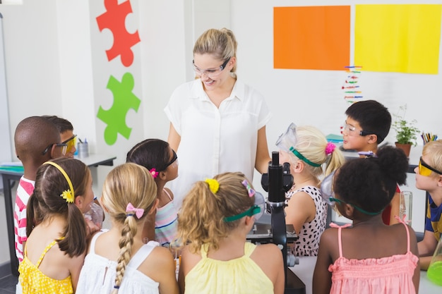 Lehrer, der Kinder im Labor unterstützt