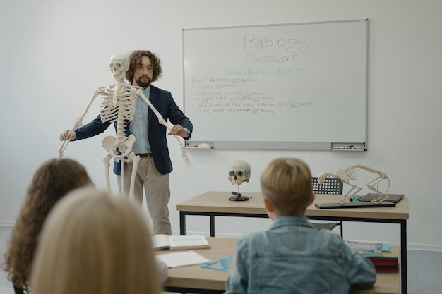 Lehrer, der menschliche Anatomie unterrichtet