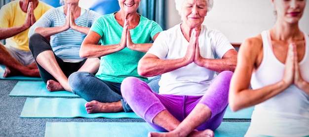 Lehrer, der Yoga mit Senioren durchführt