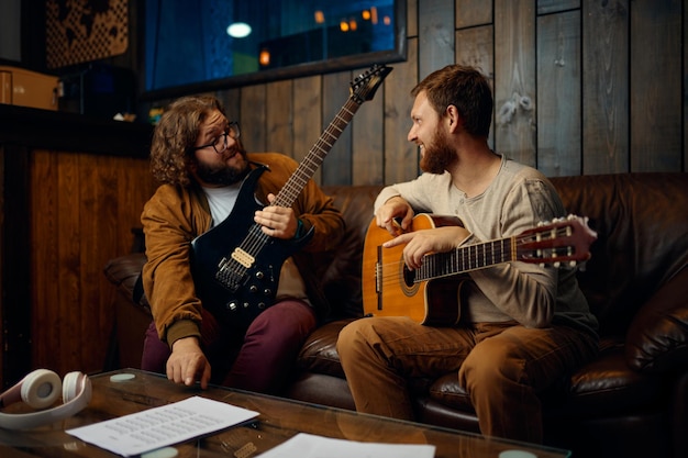 Lehrer, der zu Hause Gitarre unterrichtet