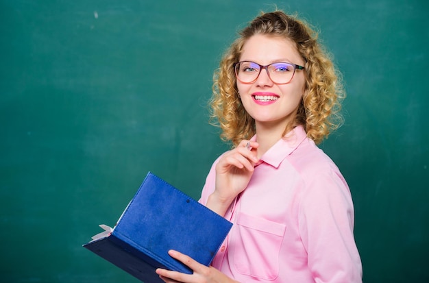 Lehrer erklären schwieriges Thema Lehrer bester Freund der Lernenden Pädagoge hält Buch und erklärt Informationen Bildungskonzept Schullehrerin vor Tafel Leidenschaftlich über Wissen