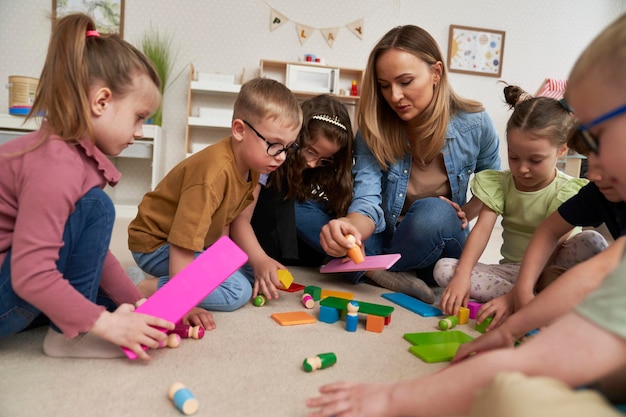 Lehrer führt Übungen für die Kinder durch