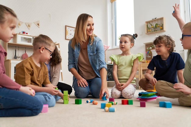 Lehrer führt Übungen für die Kinder durch