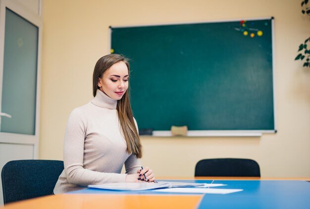 Lehrer im Klassenzimmer Bildung Job Menschen Konzept Pädagogisches Thema Professor erzieht Studenten Progressive Schule