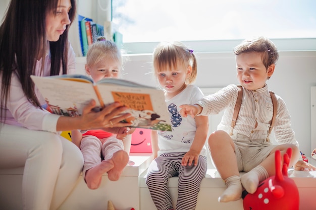 Lehrer lesen an Vorschüler