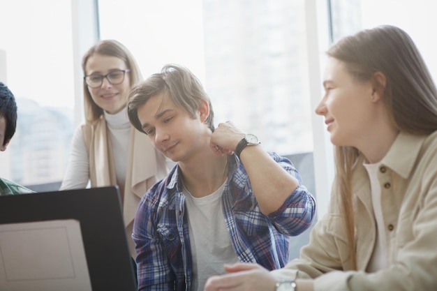 Lehrer mit College-Studenten im Unterricht