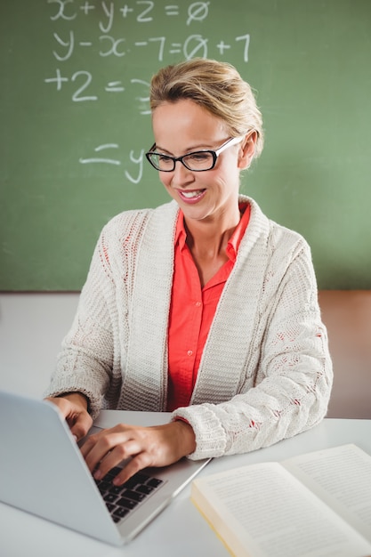 Lehrer mit einem Laptop