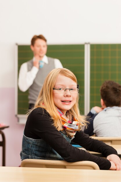 Lehrer mit Schüler im Schulunterricht