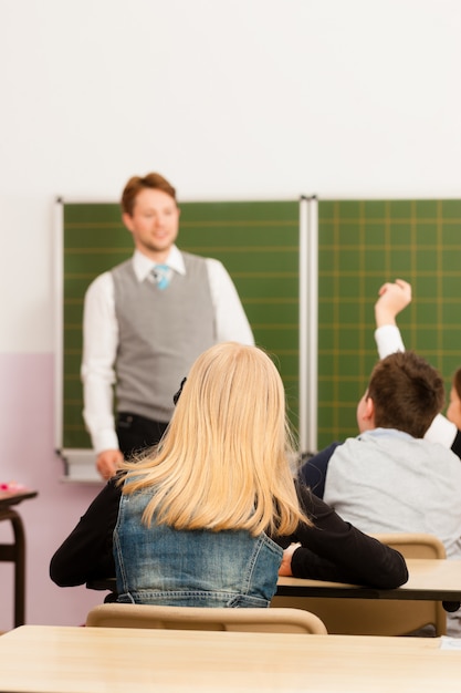 Lehrer mit Schüler im Schulunterricht