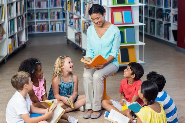 Lehrer mit Schülern, die Bücher lesen