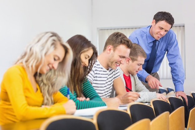 Lehrer mit Studenten am Klassenzimmer