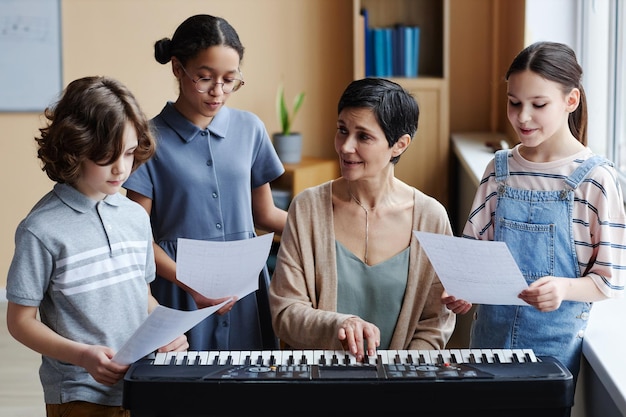 Lehrer probt Lied mit Kindern