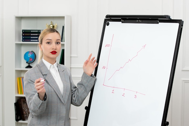 Lehrer süßer Lehrer im Anzug im Klassenzimmer mit Computer- und Whiteboard-Zeichnungsgrafik