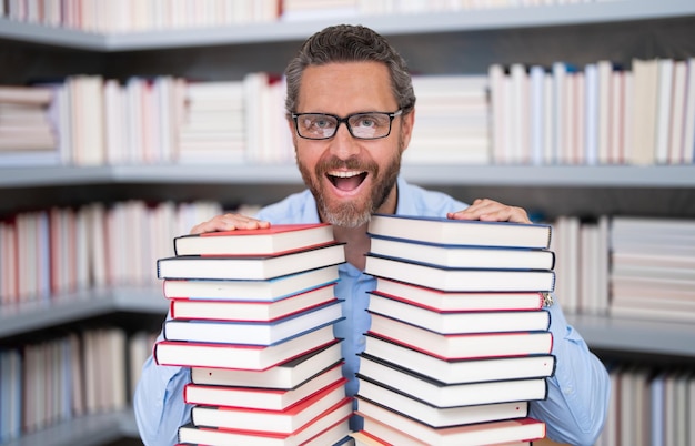 Lehrer Tag Lehrer Tutor in der Schule Klassenzimmer Wissen Bildung Mann mit Buch Unterricht Unterricht in