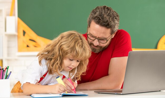 Lehrer und Kind lernen im Klassenzimmer mit Laptop-Familie