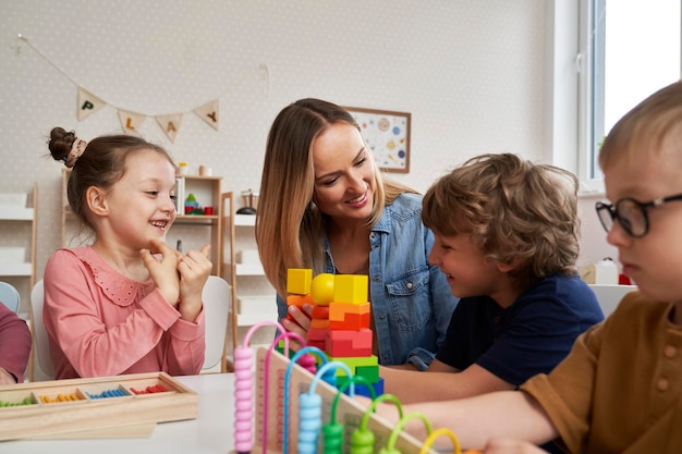 Lehrer und Kinder machen sensorische Übungen im Kindergarten