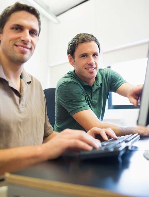 Lehrer und reifer Student im Computerraum