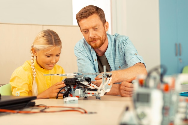 Lehrer und Schüler bauen gemeinsam einen Helikopter