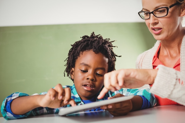 Lehrer und Schüler, die eine Tablette verwenden