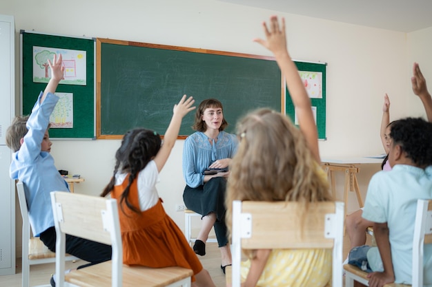 Lehrer und Schüler lernen und studieren in einem Schulklassenraum