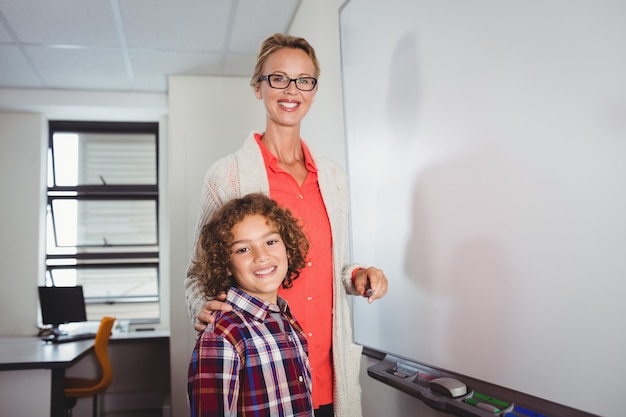 Lehrer und Schüler stehen vor dem Whiteboard