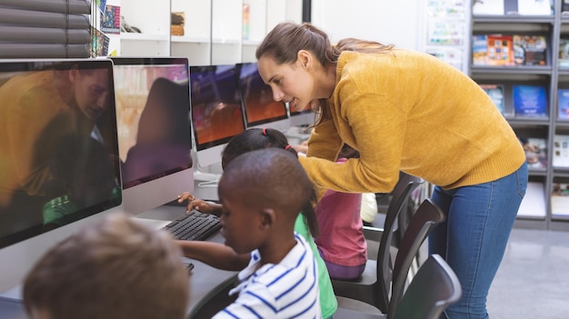 Lehrer unterrichtet Schüler im Computerraum
