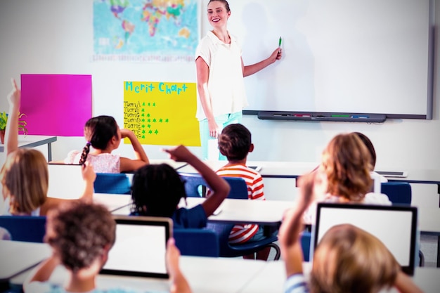 Lehrer unterrichtet Schüler mit Whiteboard