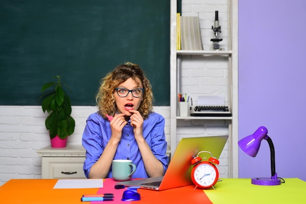 Lehrerin auf grüner Tafel Hintergrund Studentin studiert im Klassenzimmer Lehrerin im Klassenzimmer