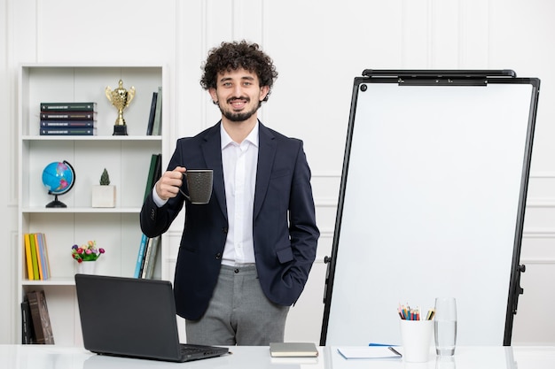 Lehrerin, brünette Ausbilderin mit Computer im Anzug und Whiteboard im Klassenzimmer mit Kaffee