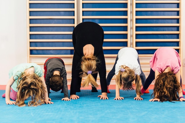 Lehrerin für körperliche Erziehung mit Kindern, die Sport treiben