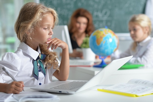 Lehrerin mit zwei Mädchen im Unterricht