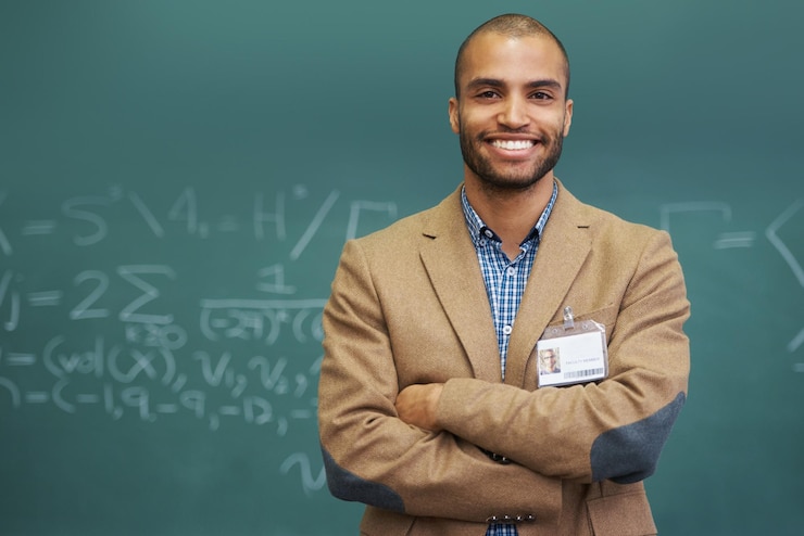 Foto lehrerporträt und kreidetafel für mathematikunterricht oder bildung, lernen oder professor, universität oder selbstvertrauen, männliche person, dozent und gesicht an einem college in den usa oder das studium von zahlen, gleichungen oder geometrie