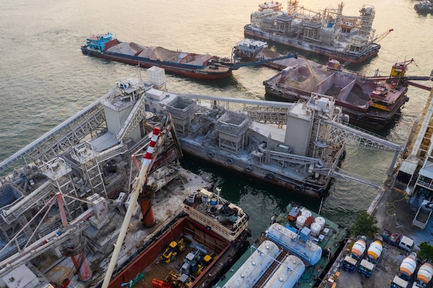 Lei Yue Mun, Hongkong, 22. Mai 2019: Blick von oben auf die Betonfabrik in Hongkong am Meer