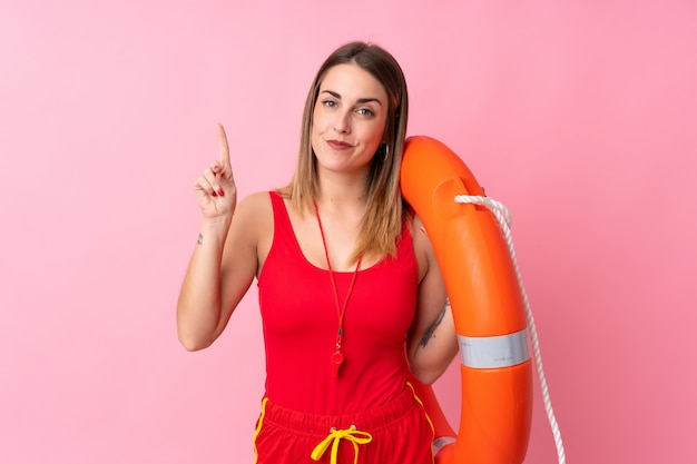 Leibwächterfrau über lokalisierter Wand zeigend mit dem Zeigefinger eine großartige Idee