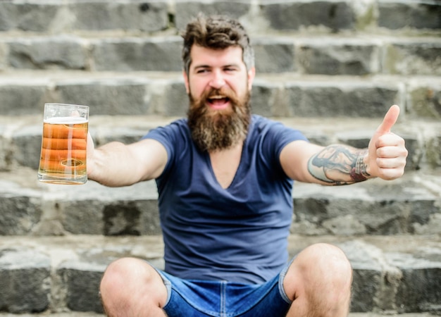 Leichte Ales oder dunkle Stouts trinken sie alle Café Sommerterrasse Kerl, der sich mit kaltem Fassbier ausruht Hipster entspanntes Biertrinken im Freien Mann mit Bart und Schnurrbart hält Bierglas im Freien