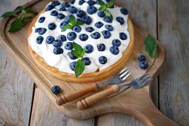 Leichte Tarte mit luftiger Sahne und Beeren