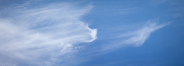 Leichte Wolken im blauen Himmel Panorama des klaren, sonnigen Himmels