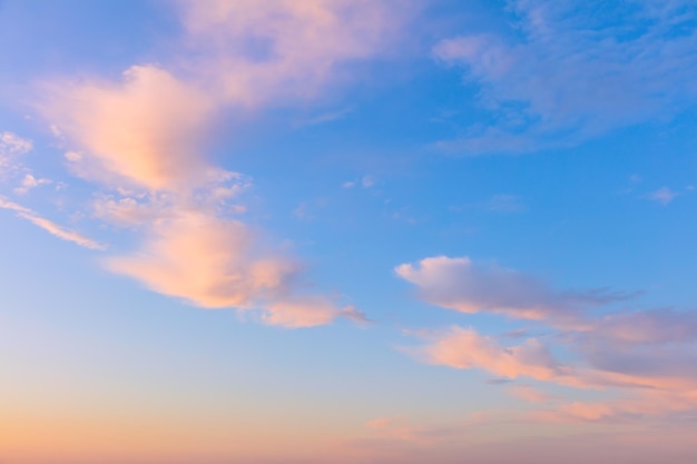 Leichte Zirruswolken am blauen Himmel während der Dämmerung, Sonnenuntergang, echte Pastellfarben