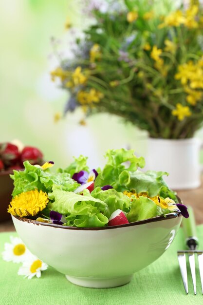 Leichter Bio-Salat mit Blumen aus nächster Nähe