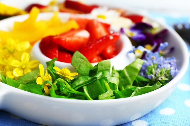 Leichter Bio-Salat mit Blumen aus nächster Nähe