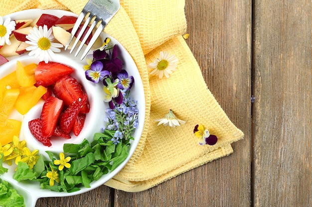 Leichter Bio-Salat mit Blumen in der Nähe