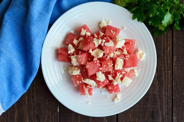 Leichter Diät-Sommersalat aus frischer Wassermelone und Feta-Käse mit Sesam