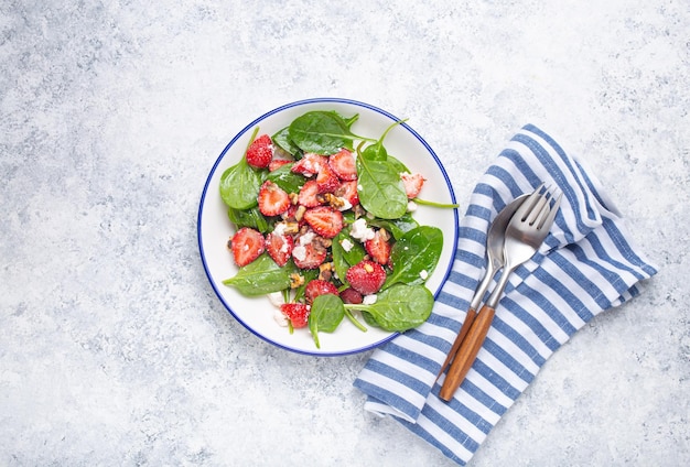 Leichter, gesunder Sommersalat mit frischem Erdbeerspinat