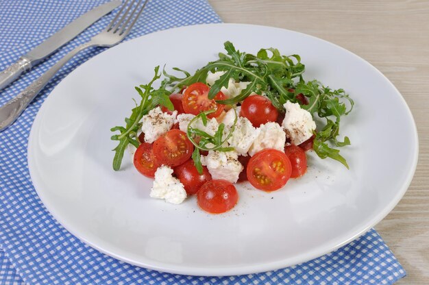 Leichter Salat aus Rucola mit Kirschtomaten und Mozzarella